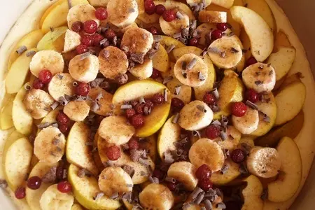 Полу-пай с яблоками, бананами и клюквой с шоколадом.: шаг 2