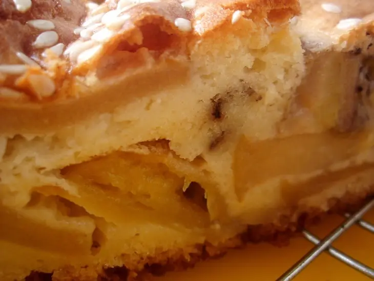 Полу-пай с яблоками, бананами и клюквой с шоколадом.: шаг 5