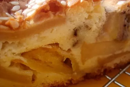 Полу-пай с яблоками, бананами и клюквой с шоколадом.: шаг 5