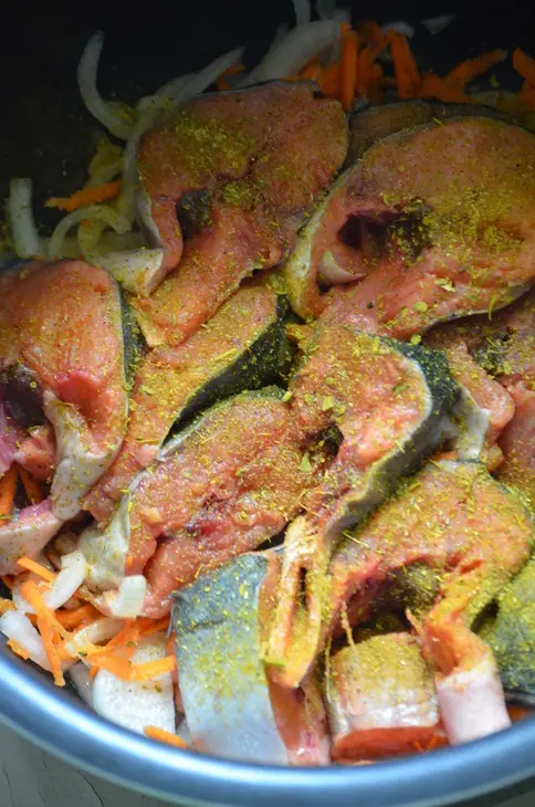 Горбуша с овощами и сметаной: шаг 5