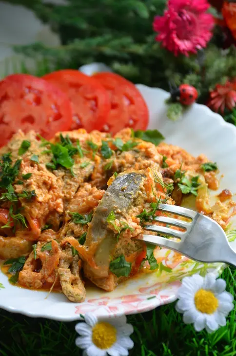 Горбуша с овощами и сметаной: шаг 9