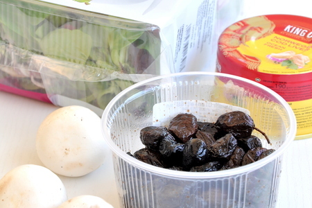 Легкий постный салат с печенью трески, грибами и помидорами: шаг 2