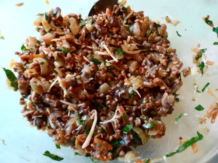Карп фаршированный гречкой и грибами: шаг 6