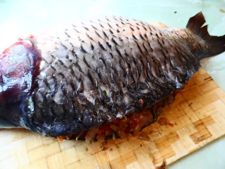 Карп фаршированный гречкой и грибами: шаг 7
