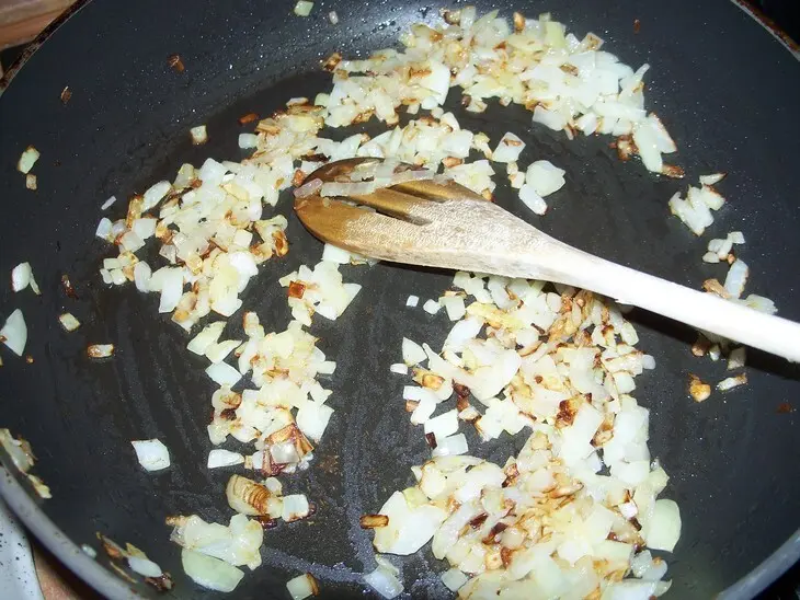 Солянка из семги с каперсами и оливками: шаг 4