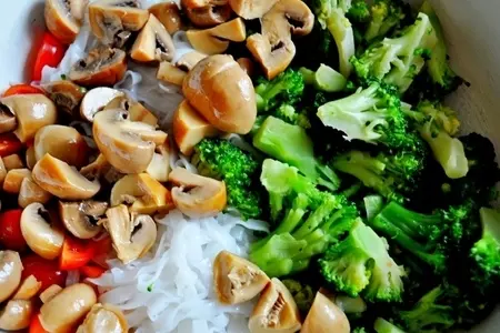 Салат с брокколи, рисовой лапшой и шампиньонами: шаг 2