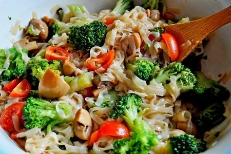 Салат с брокколи, рисовой лапшой и шампиньонами: шаг 3