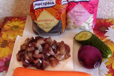 Салат с копченой сельдью и бобовыми.: шаг 1