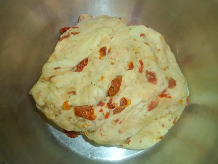 Постные булочки с вялеными томатами и травами: шаг 3