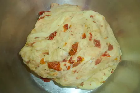 Постные булочки с вялеными томатами и травами: шаг 3