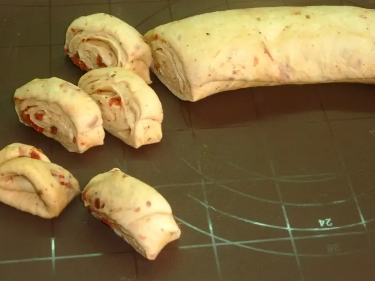 Постные булочки с вялеными томатами и травами: шаг 6
