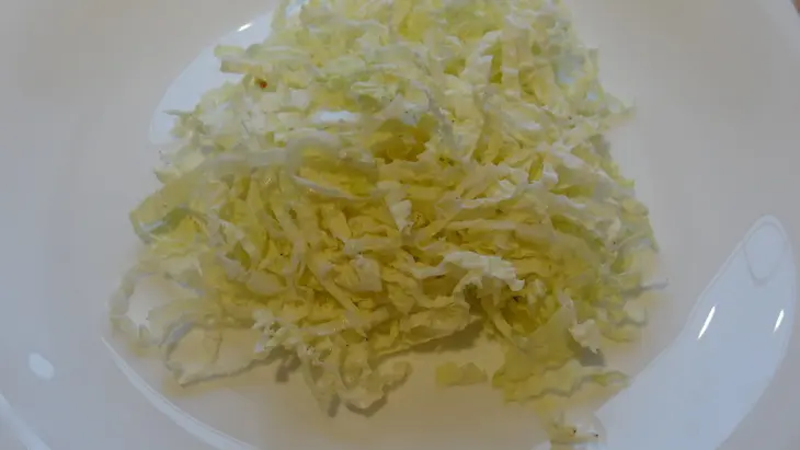 Витаминный салатик из овощей с кедровыми орешками: шаг 1