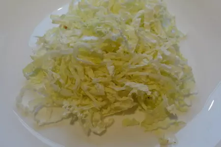 Витаминный салатик из овощей с кедровыми орешками: шаг 1