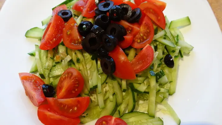 Витаминный салатик из овощей с кедровыми орешками: шаг 4