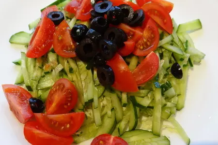 Витаминный салатик из овощей с кедровыми орешками: шаг 4