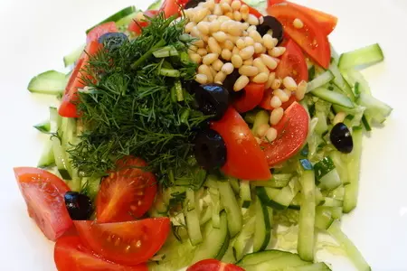 Витаминный салатик из овощей с кедровыми орешками: шаг 5