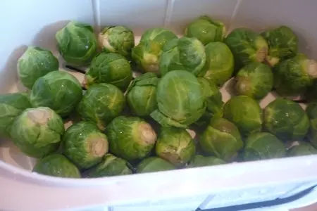 Брюссельская капуста на пару с кунжутным соусом и перцем чили: шаг 1
