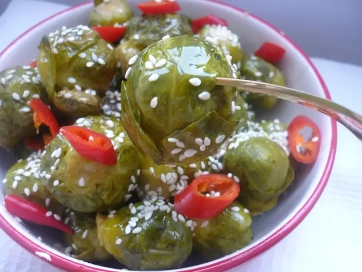 Брюссельская капуста на пару с кунжутным соусом и перцем чили: шаг 3