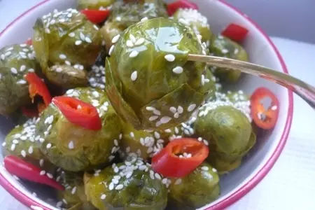 Брюссельская капуста на пару с кунжутным соусом и перцем чили: шаг 3