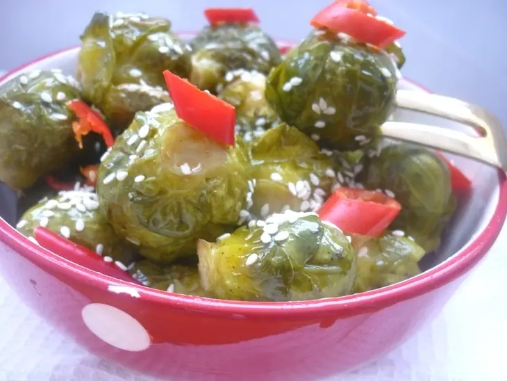 Брюссельская капуста на пару с кунжутным соусом и перцем чили: шаг 4