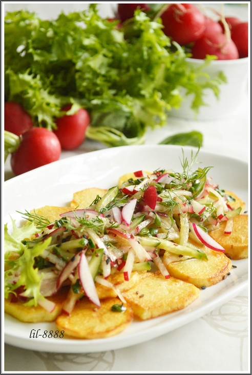 Жареный картофель с салатом из свежих овощей.: шаг 3