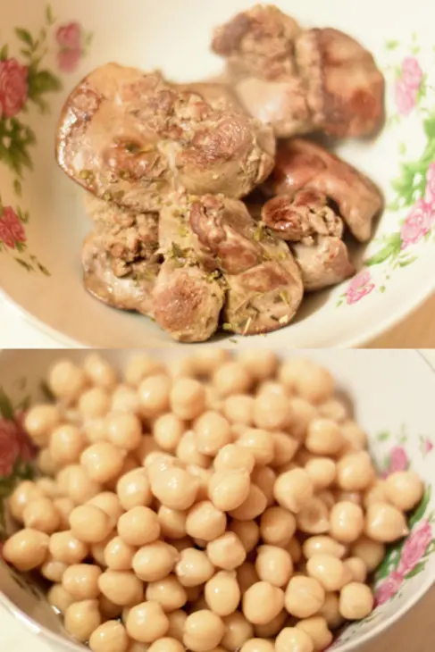 Нутово-печеночный паштет с яркой начинкой из кураги: шаг 1