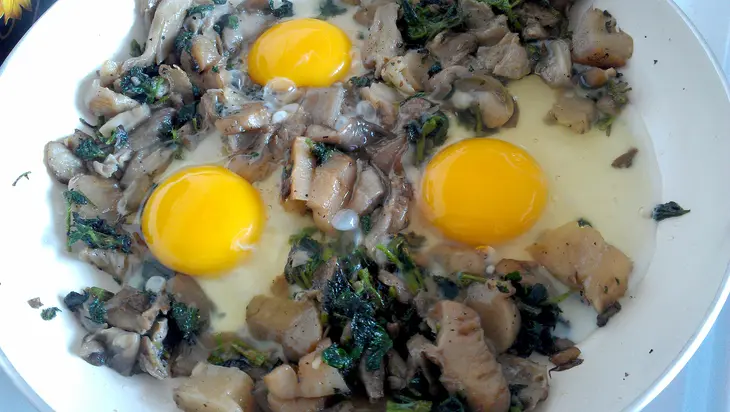 Яичница глазунья с крапивой и грибами: шаг 4
