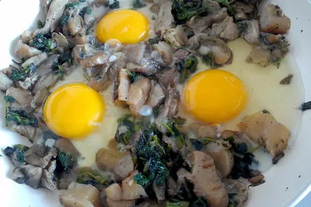 Яичница глазунья с крапивой и грибами: шаг 4