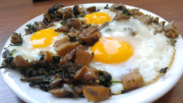 Яичница глазунья с крапивой и грибами: шаг 6