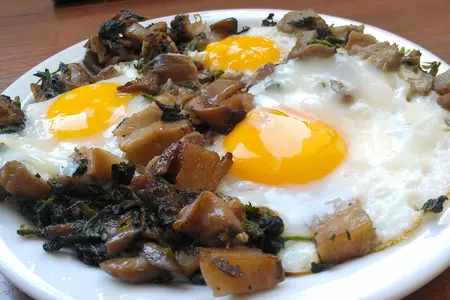 Яичница глазунья с крапивой и грибами: шаг 6