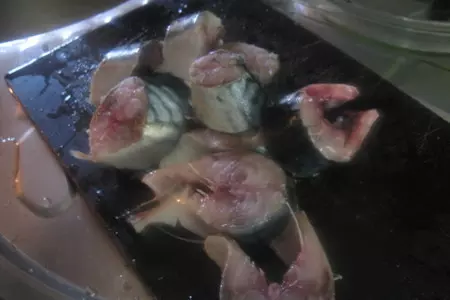 Скумбрия запеченная с картофелем,шампиньонами и сыром в мультиварке: шаг 1