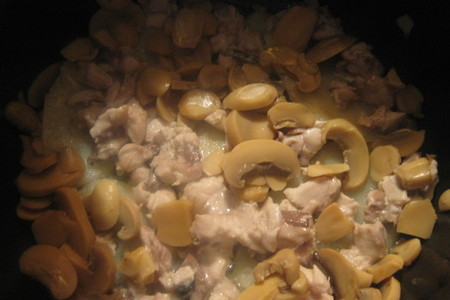 Скумбрия запеченная с картофелем,шампиньонами и сыром в мультиварке: шаг 4