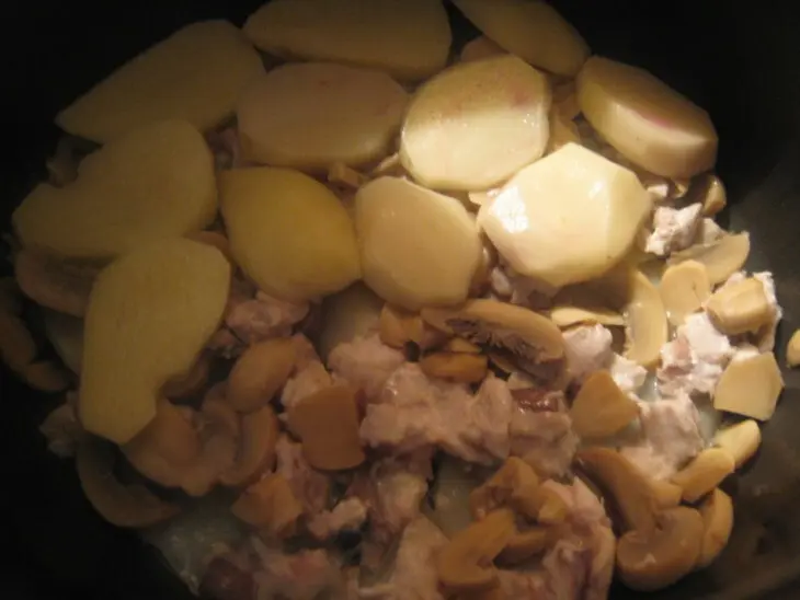 Скумбрия запеченная с картофелем,шампиньонами и сыром в мультиварке: шаг 5