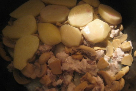 Скумбрия запеченная с картофелем,шампиньонами и сыром в мультиварке: шаг 5