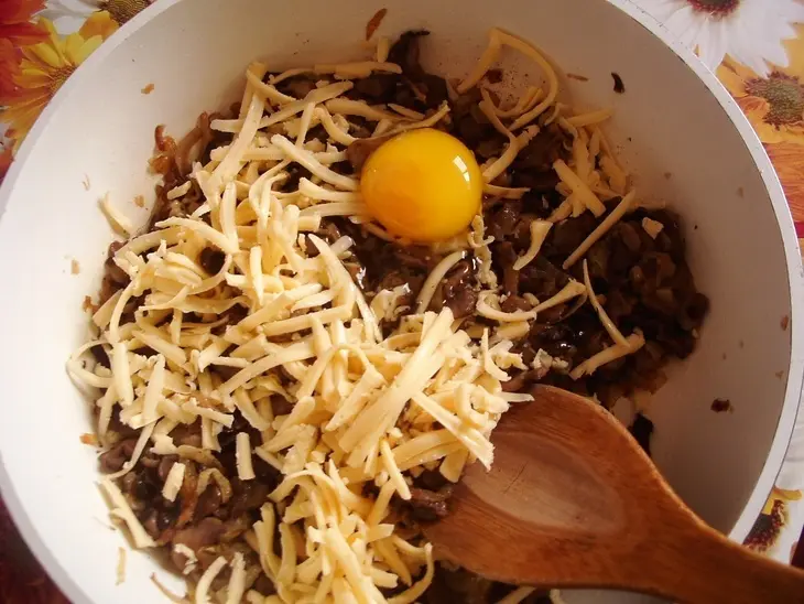 Ладья из горбуши с грибами и сыром: шаг 1