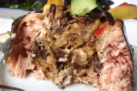 Ладья из горбуши с грибами и сыром: шаг 6