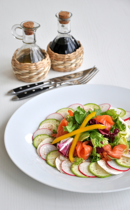 Салат-карпаччо из молодых овощей с маринованным лососем: шаг 4