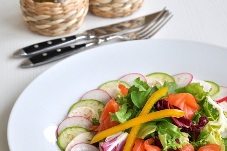 Салат-карпаччо из молодых овощей с маринованным лососем: шаг 4