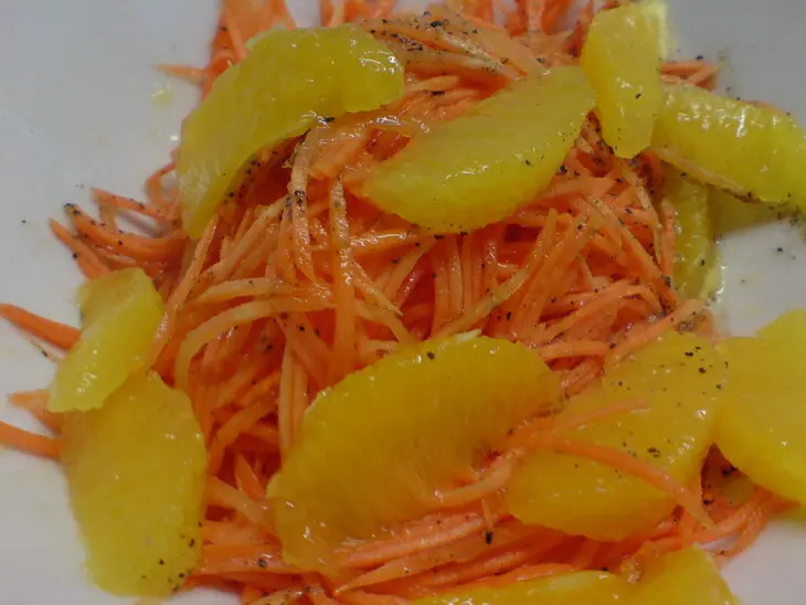 Салат из моркови,апельсина и орешков/дип из запечённого перца и вяленых помидоров: шаг 2