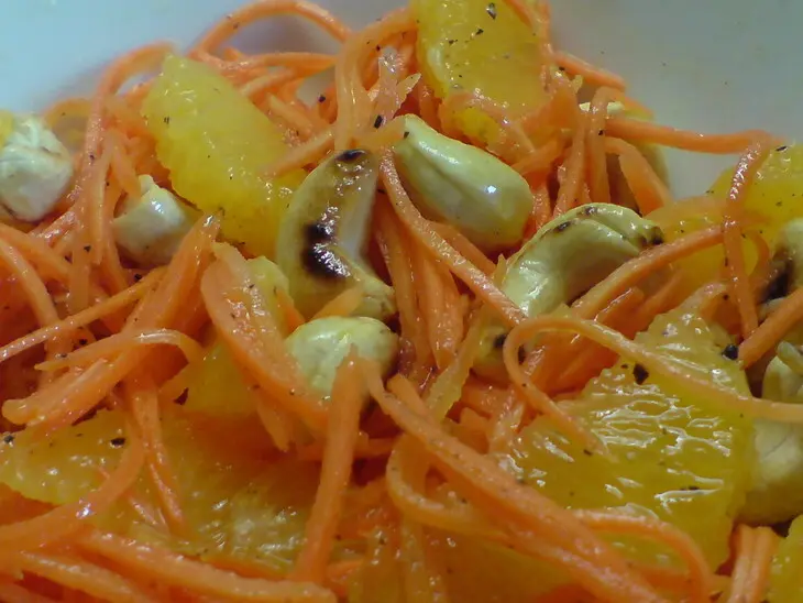 Салат из моркови,апельсина и орешков/дип из запечённого перца и вяленых помидоров: шаг 4