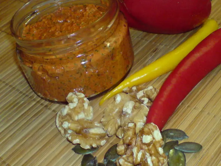 Салат из моркови,апельсина и орешков/дип из запечённого перца и вяленых помидоров: шаг 6