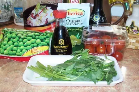 Салат из рисовой лапши с томатами черри и базаликом: шаг 1