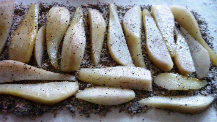 Пирог с грушами,на маково-ореховой подушке,сыром и клюквой (для sweta1): шаг 7