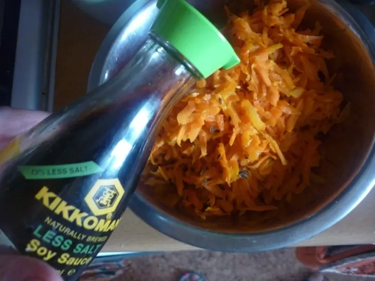 Постный пирог с морковкой и солёными грибочками: шаг 3