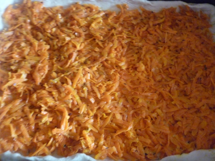 Постный пирог с морковкой и солёными грибочками: шаг 5