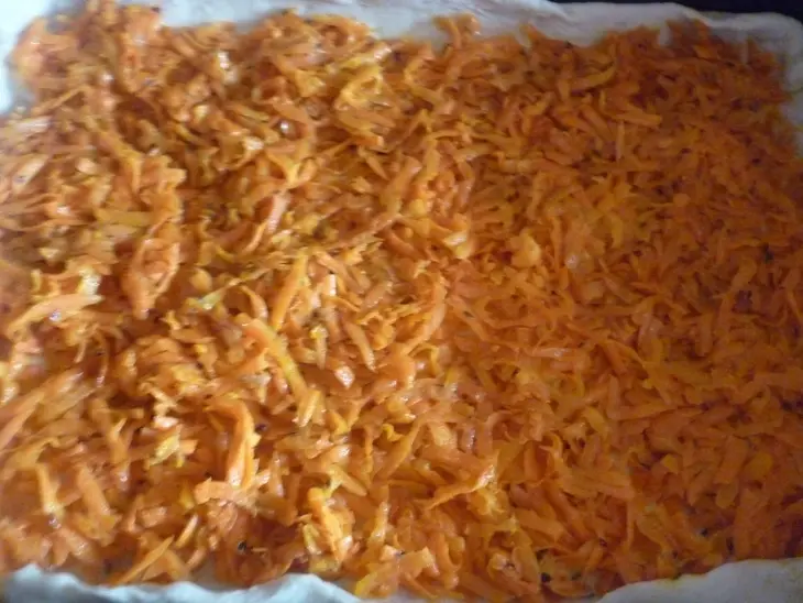 Постный пирог с морковкой и солёными грибочками: шаг 5