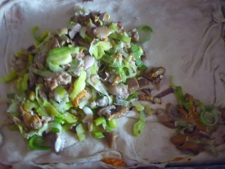 Постный пирог с морковкой и солёными грибочками: шаг 6