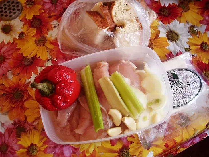Котлеты из куриной грудки и брынзы с печеным перцем и сельдереем.: шаг 1