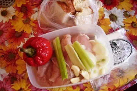 Котлеты из куриной грудки и брынзы с печеным перцем и сельдереем.: шаг 1