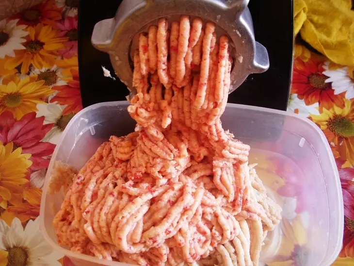 Котлеты из куриной грудки и брынзы с печеным перцем и сельдереем.: шаг 2